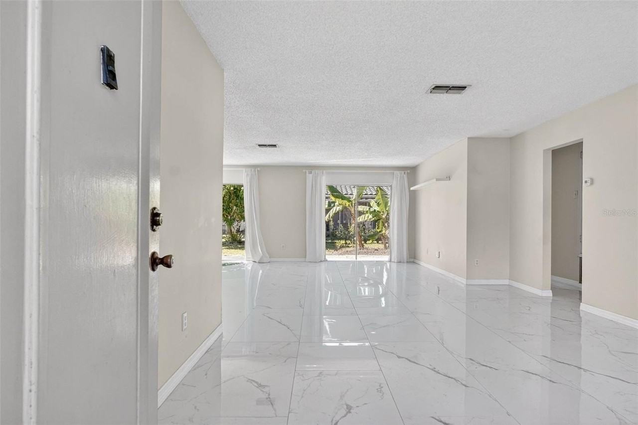 10659 Windsor Ct - Photo 4 of 18