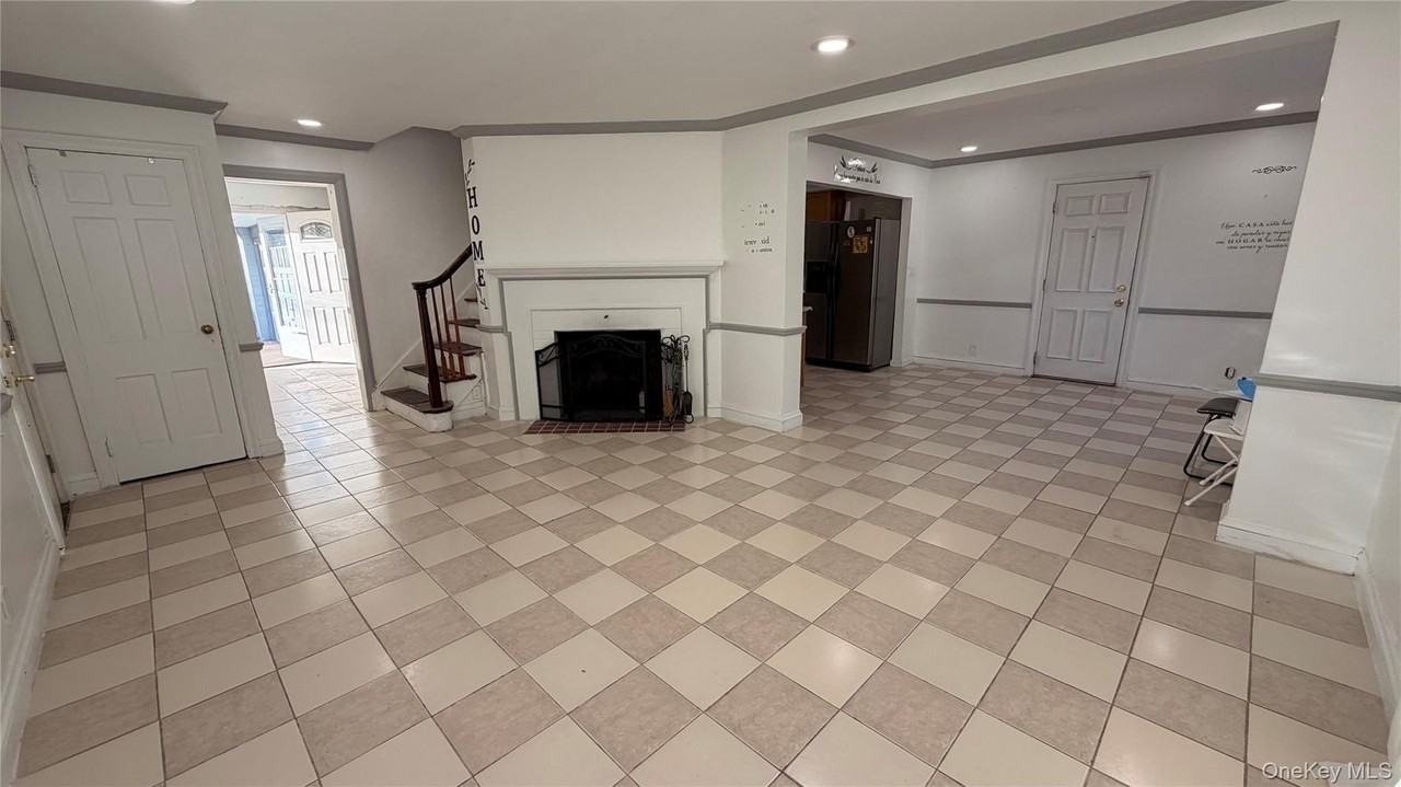 185 Weir St - Photo 3 of 16