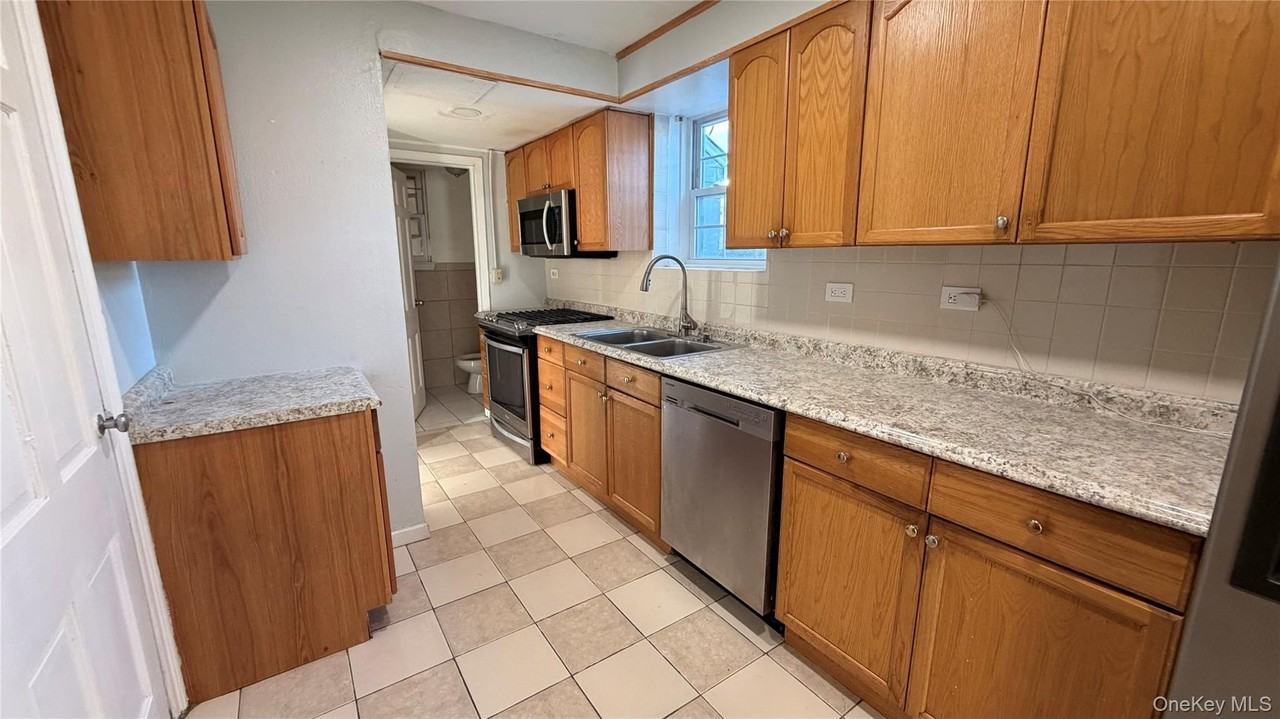 185 Weir St - Photo 4 of 16