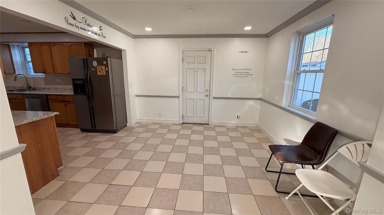 185 Weir St - Photo 6 of 16