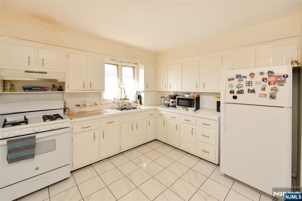 100 Eastern Way - Photo 6 of 16