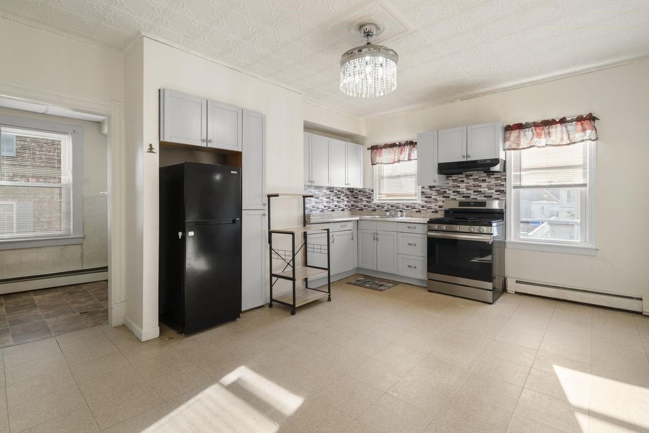 25 Salem St - Photo 3 of 32