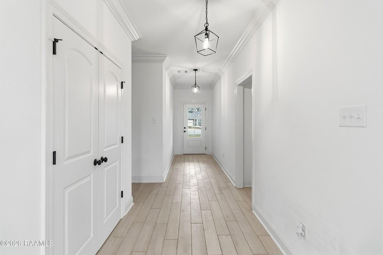 119 Interpreter St - Photo 4 of 29