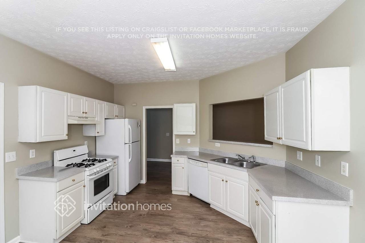 1220 Norwalk Trce - Photo 5 of 14