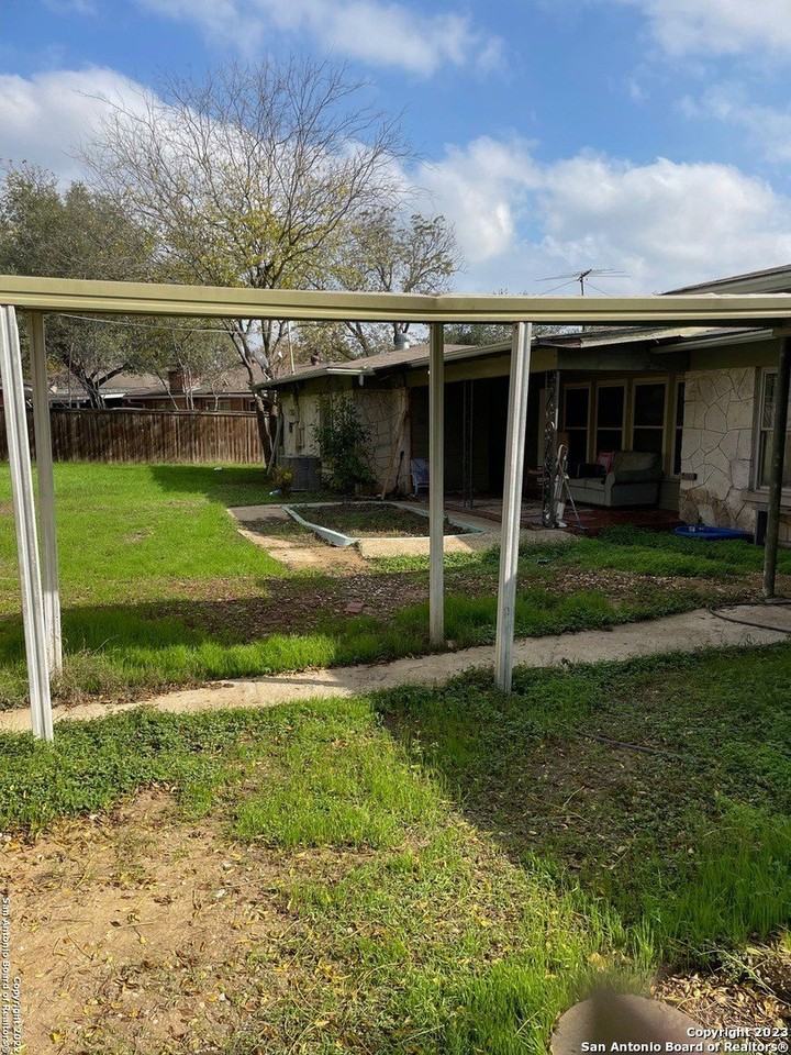 243 Beverly Dr - Photo 4 of 24