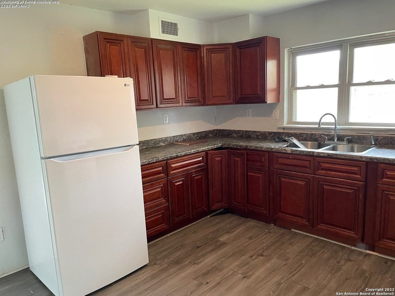 243 Beverly Dr - Photo 7 of 24