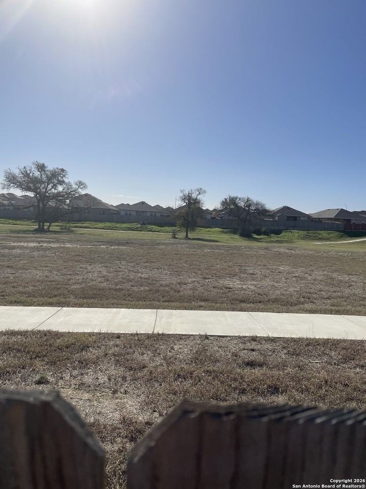 852 Armadillo Dr - Photo 3 of 24