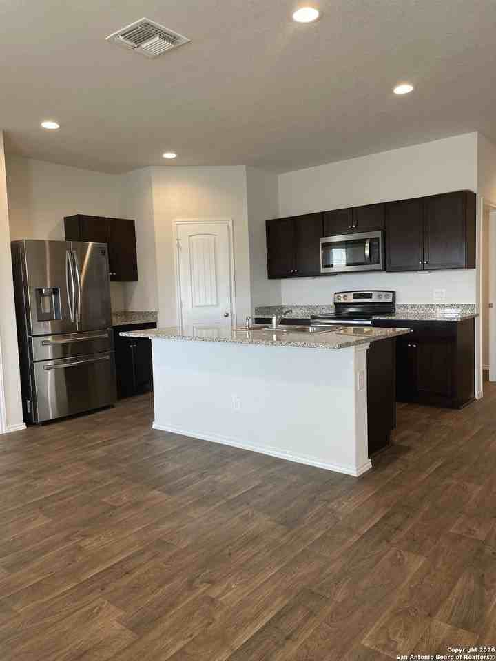 852 Armadillo Dr - Photo 4 of 24