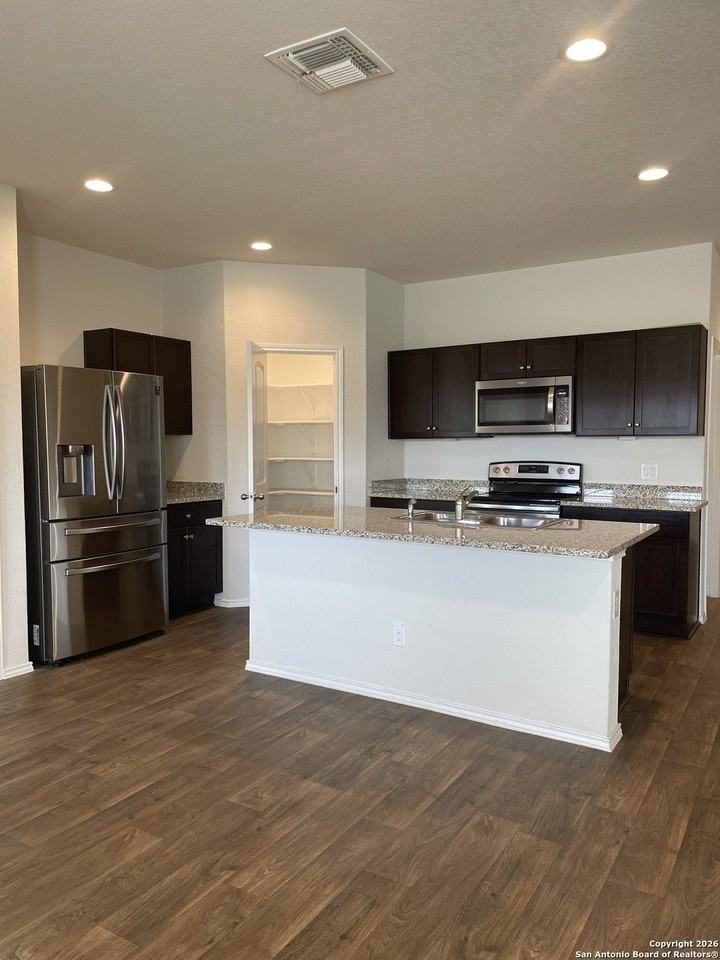 852 Armadillo Dr - Photo 5 of 24