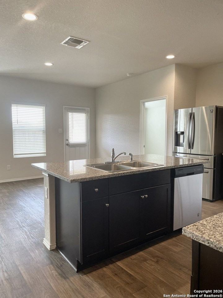 852 Armadillo Dr - Photo 6 of 24