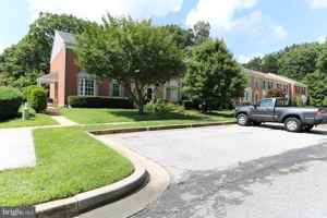 featured image of 2 Island Run Ct