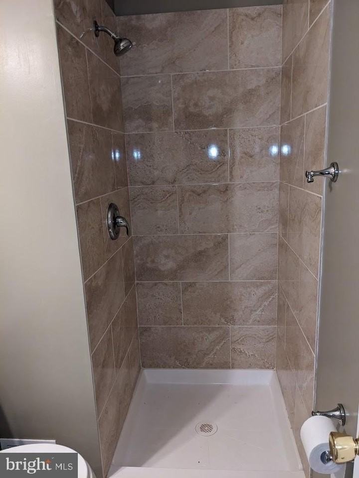 1086 Travis Ln - Photo 2 of 24