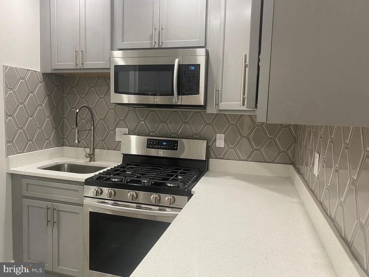 940 5th St - Photo 2 of 10