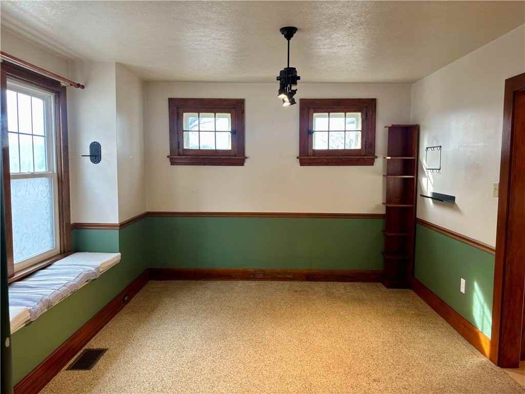 615 Roosevelt Ave - Photo 7 of 21