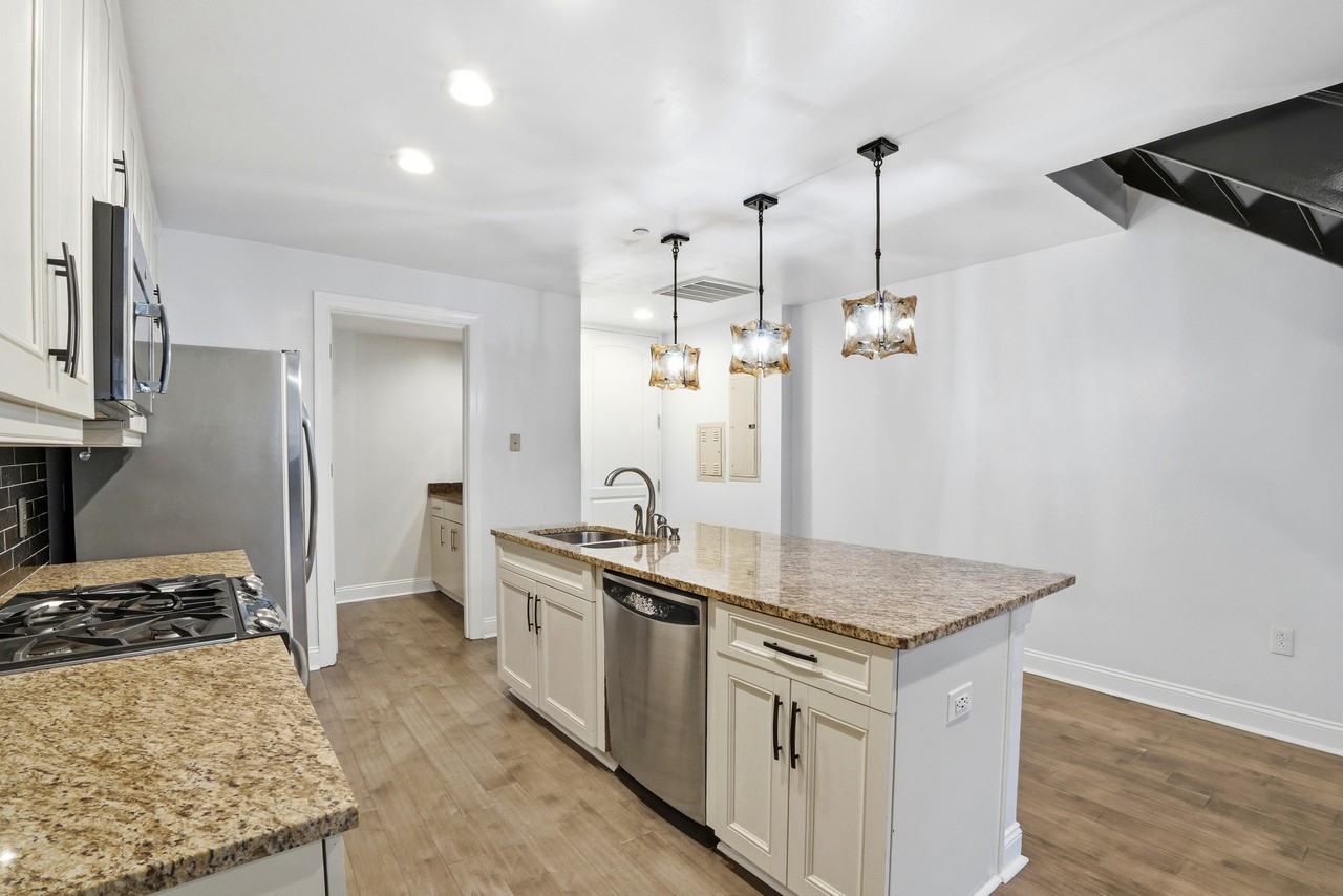 701 Royal Ct #106 - Photo 3 of 33