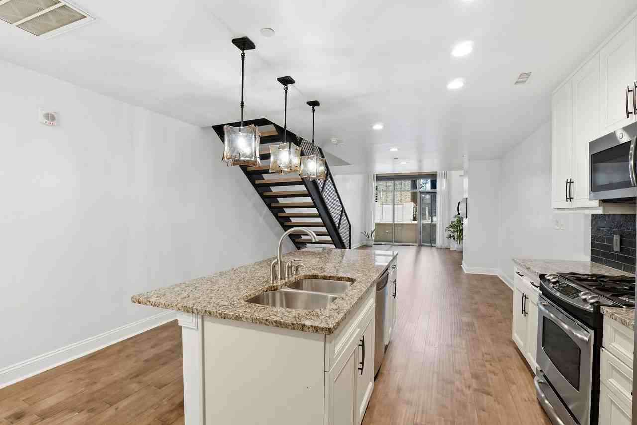 701 Royal Ct #106 - Photo 4 of 33