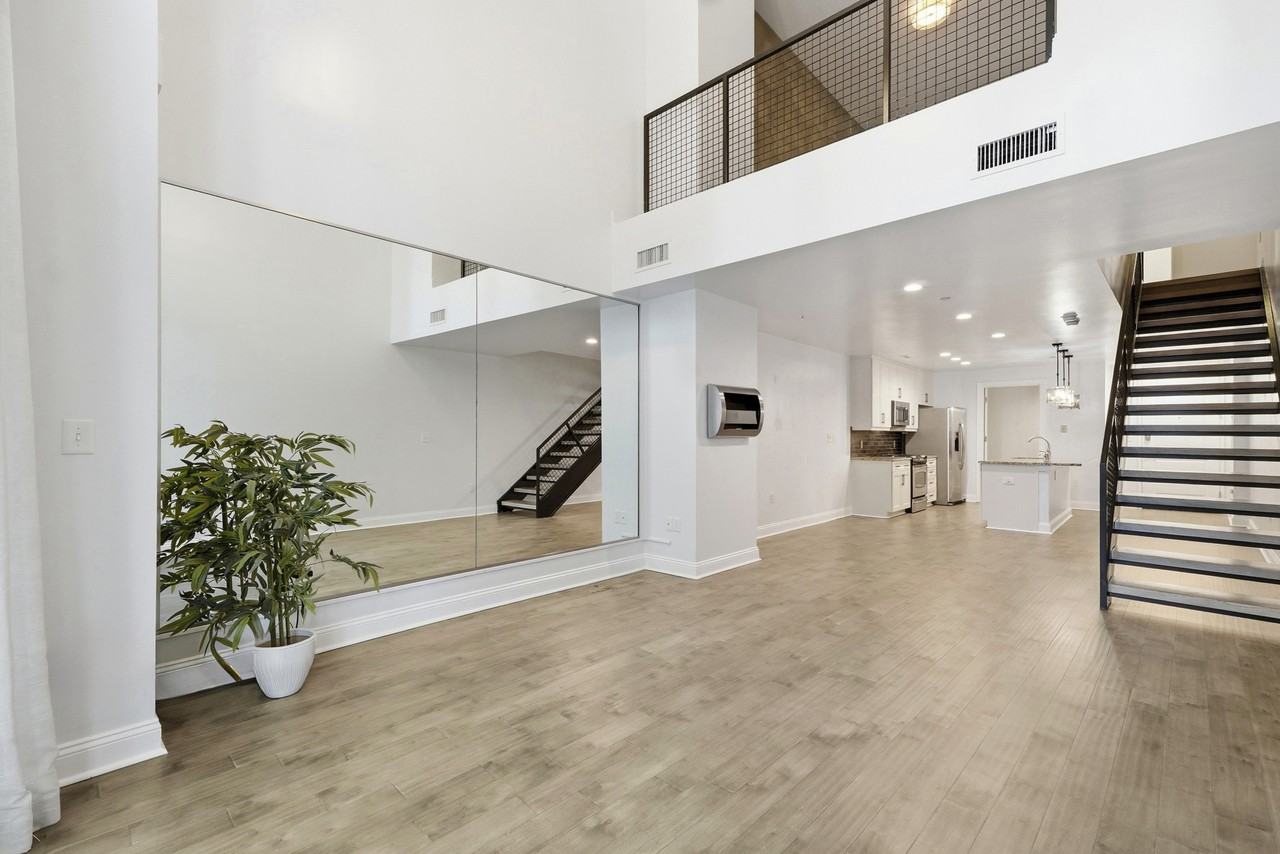 701 Royal Ct #106 - Photo 5 of 33