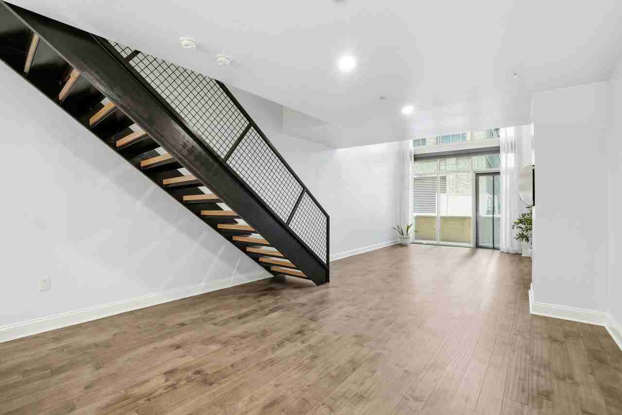 701 Royal Ct #106 - Photo 7 of 33