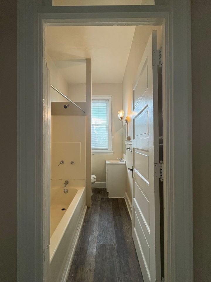 Chesterfield Apartments - Photo 5 of 36