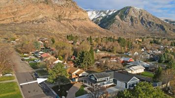 featured image of 1631 Swan St