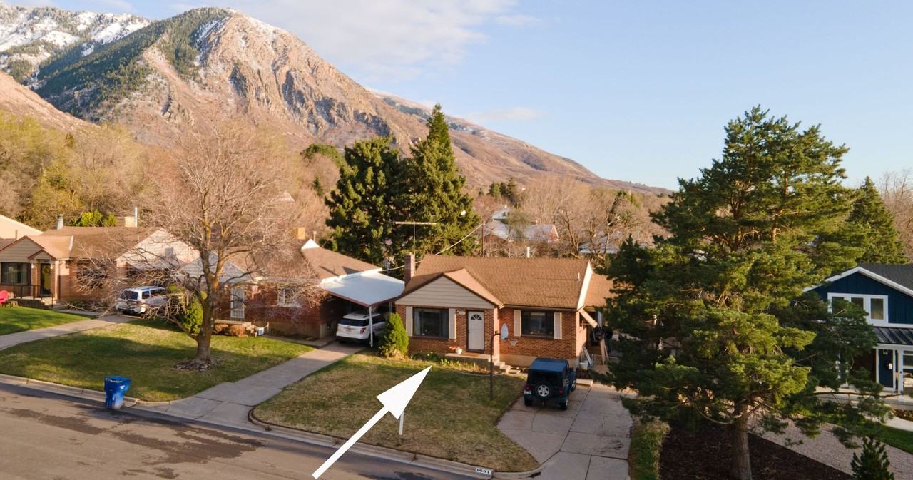 1631 Swan St - Photo 2 of 28