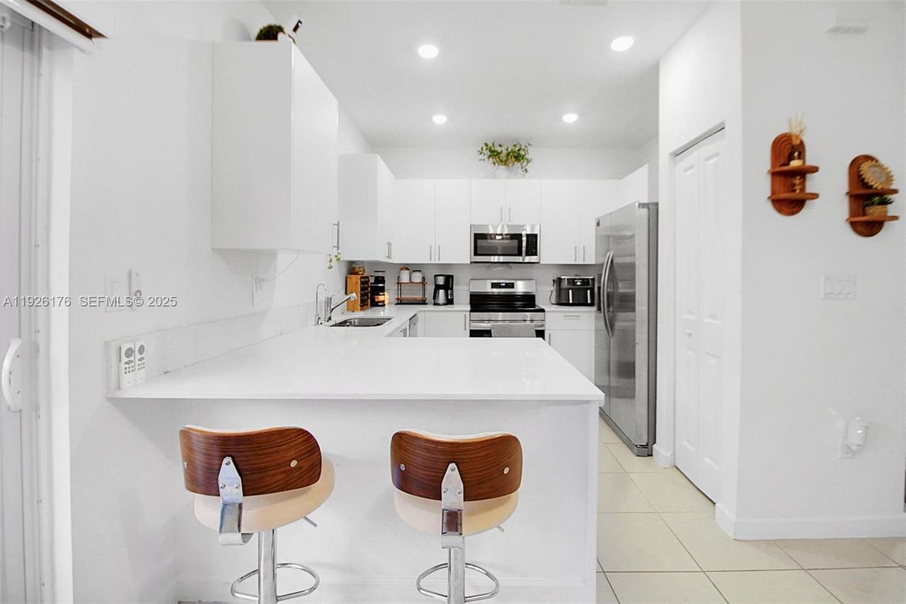 2873 Southeast 24th Court - Photo 3 of 10