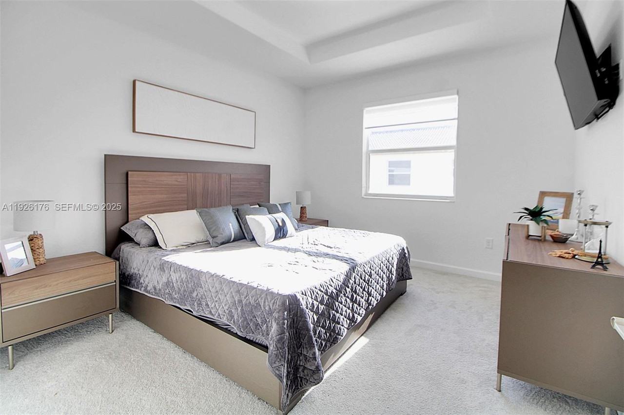 2873 Southeast 24th Court - Photo 4 of 10