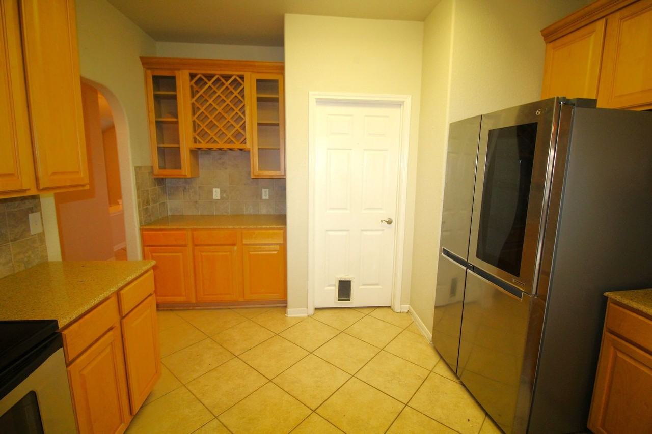 2908 Tucson Dr - Photo 7 of 33