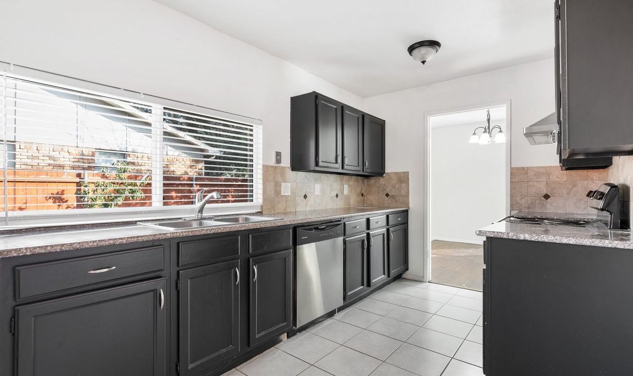 941 Overdowns Dr - Photo 4 of 18