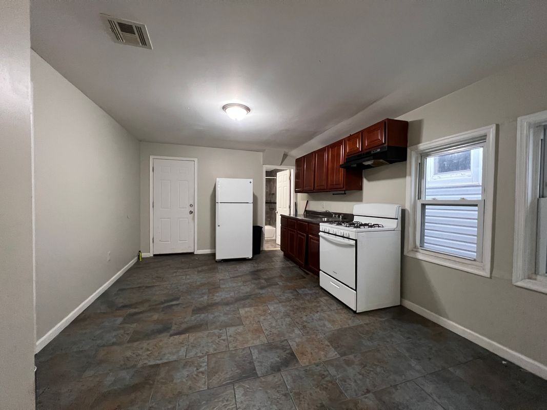 29 Alexander St ##3 - Photo 5 of 15