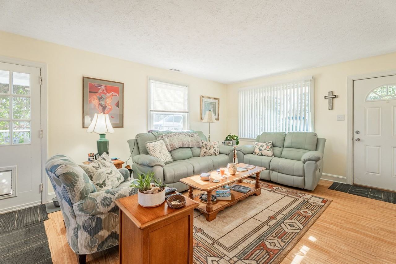 104 Sharyn Ln - Photo 6 of 29