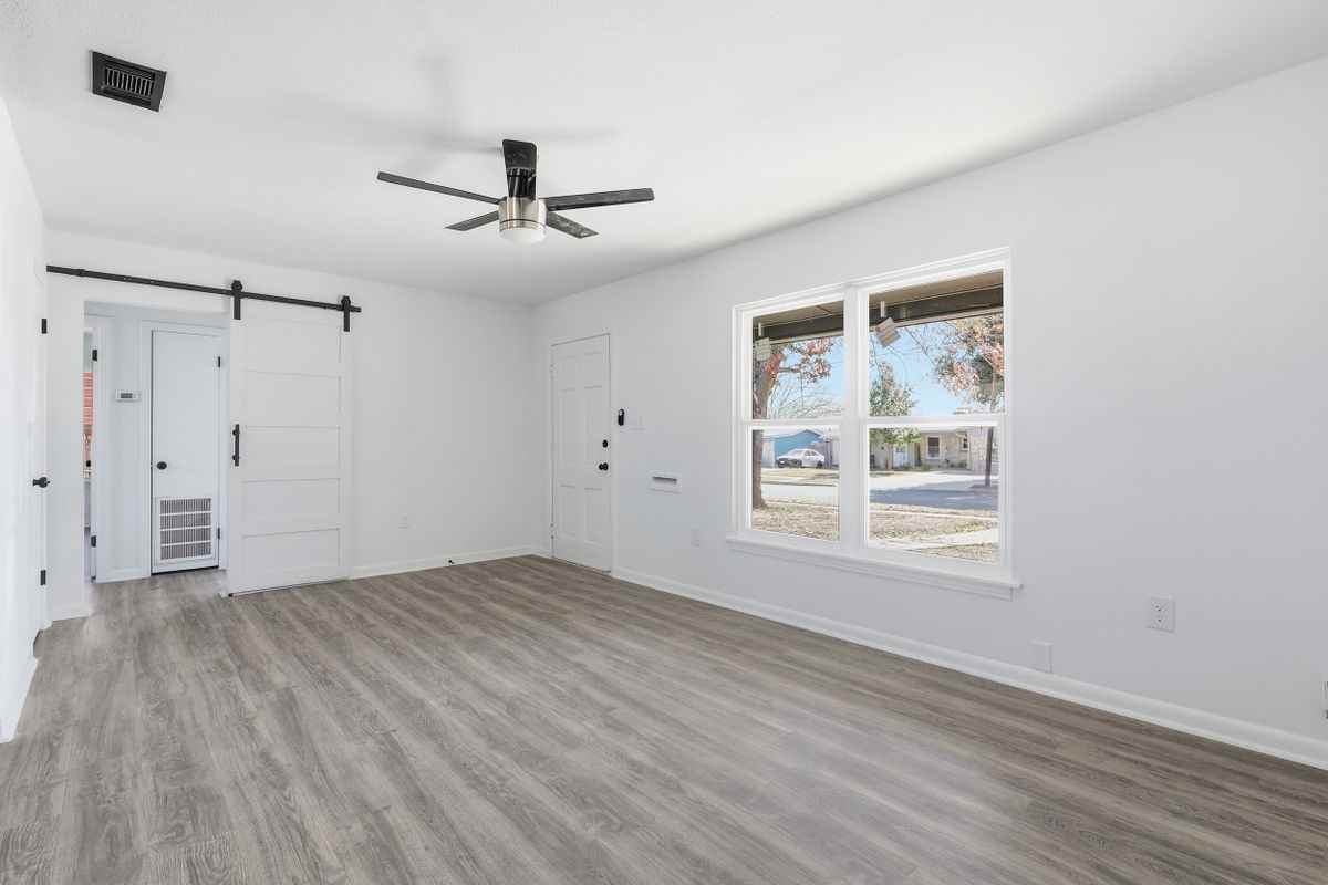 121 Eland Dr - Photo 5 of 24