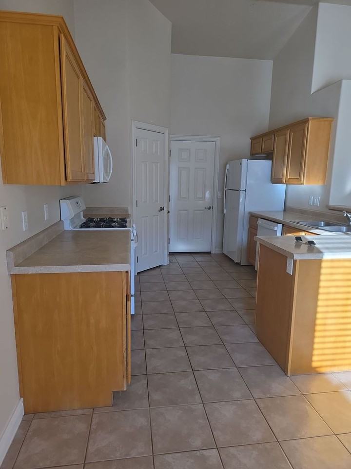 1483 Northern View Dr - Photo 5 of 16