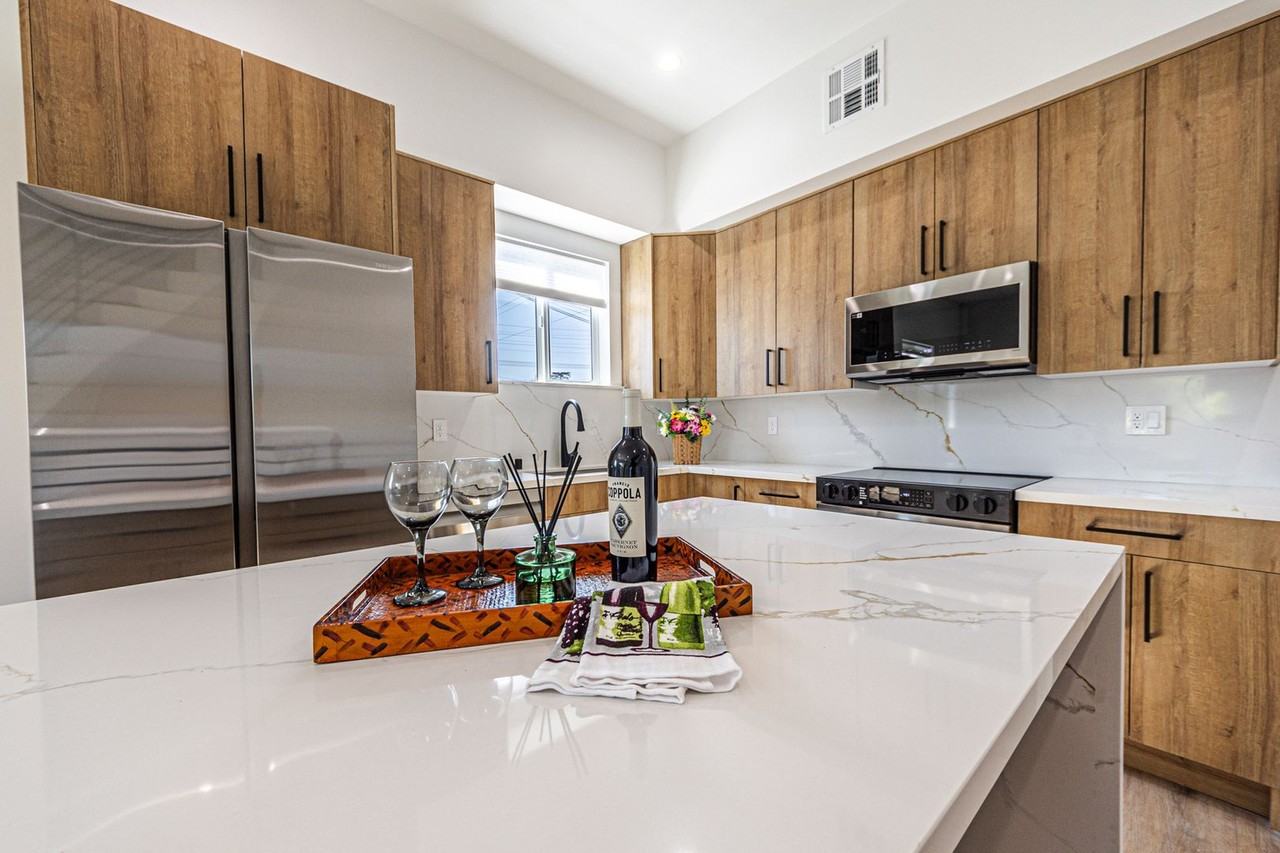 4445 1/2 Auckland Ave - Photo 2 of 27