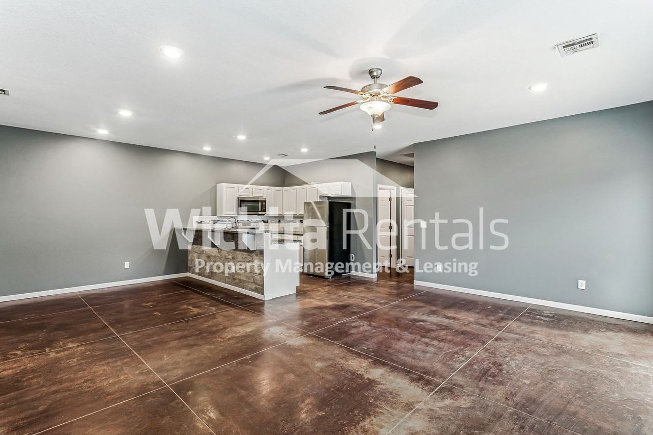 645 N Grandstone St - Photo 2 of 12