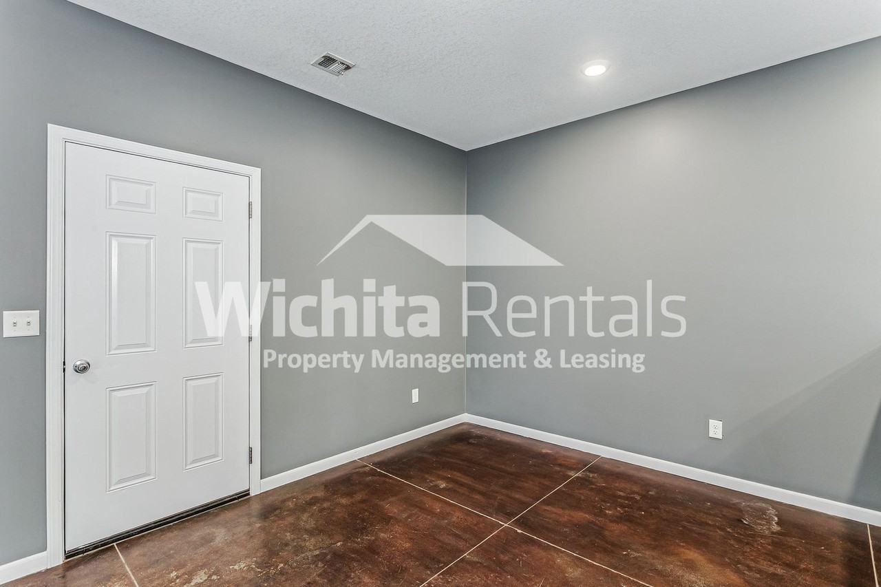 645 N Grandstone St - Photo 3 of 12