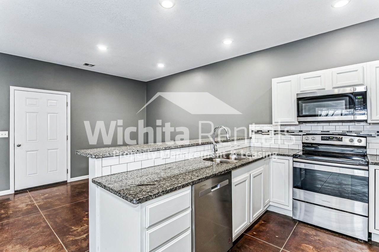 645 N Grandstone St - Photo 4 of 12