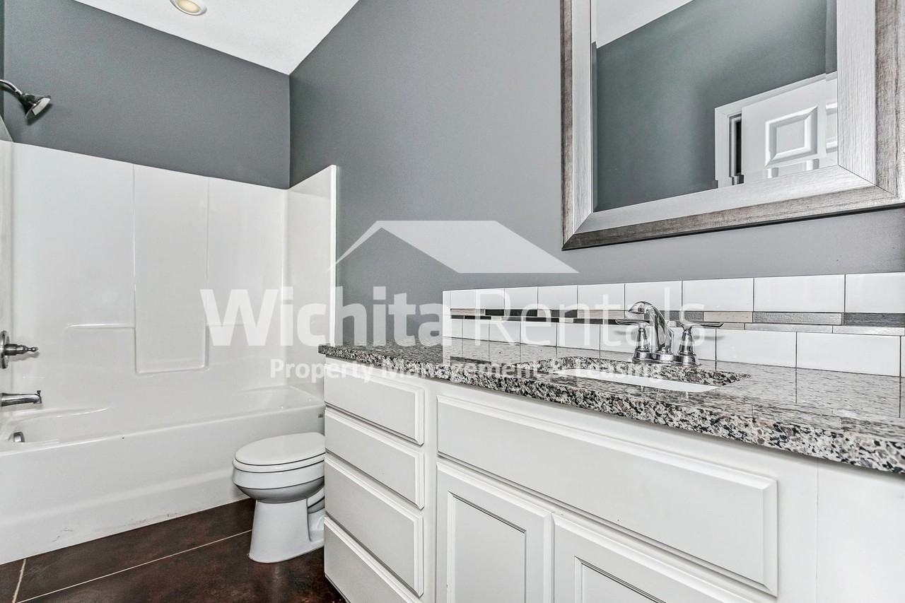 645 N Grandstone St - Photo 7 of 12