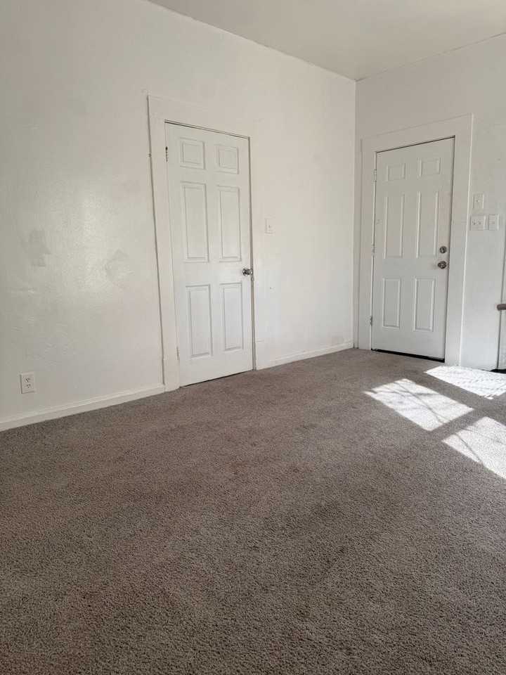 1025 Lake Charles Ave - Photo 2 of 6