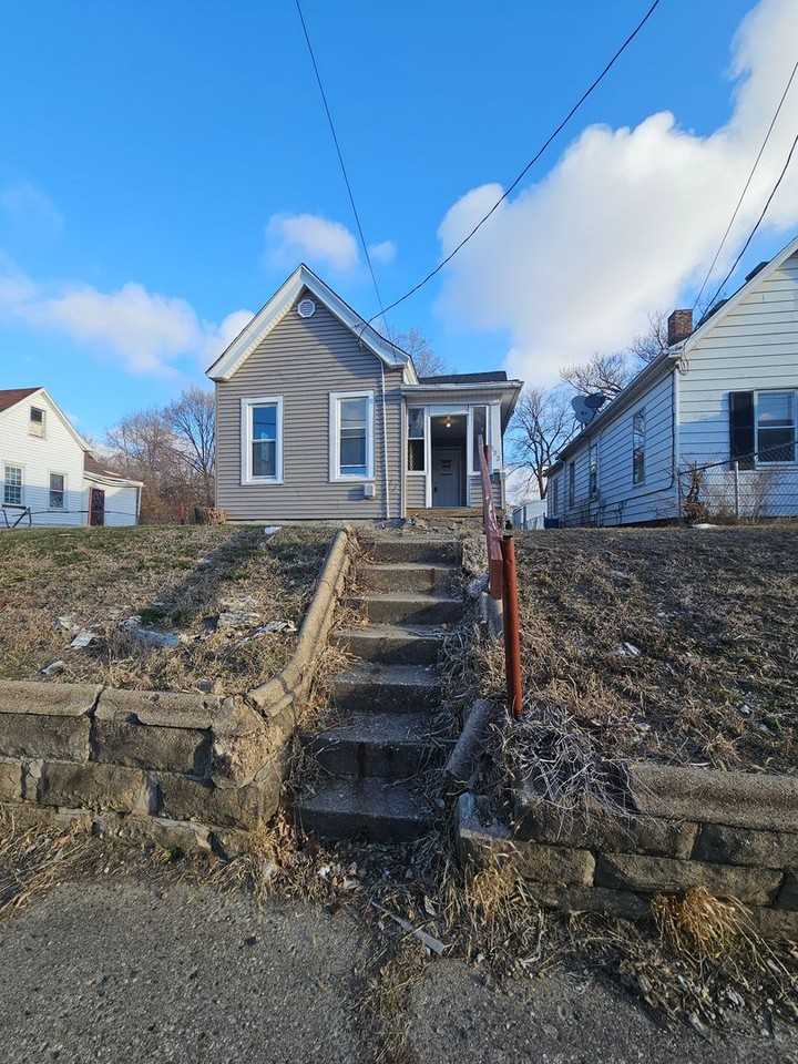 522 Sloan St - Photo 2 of 13