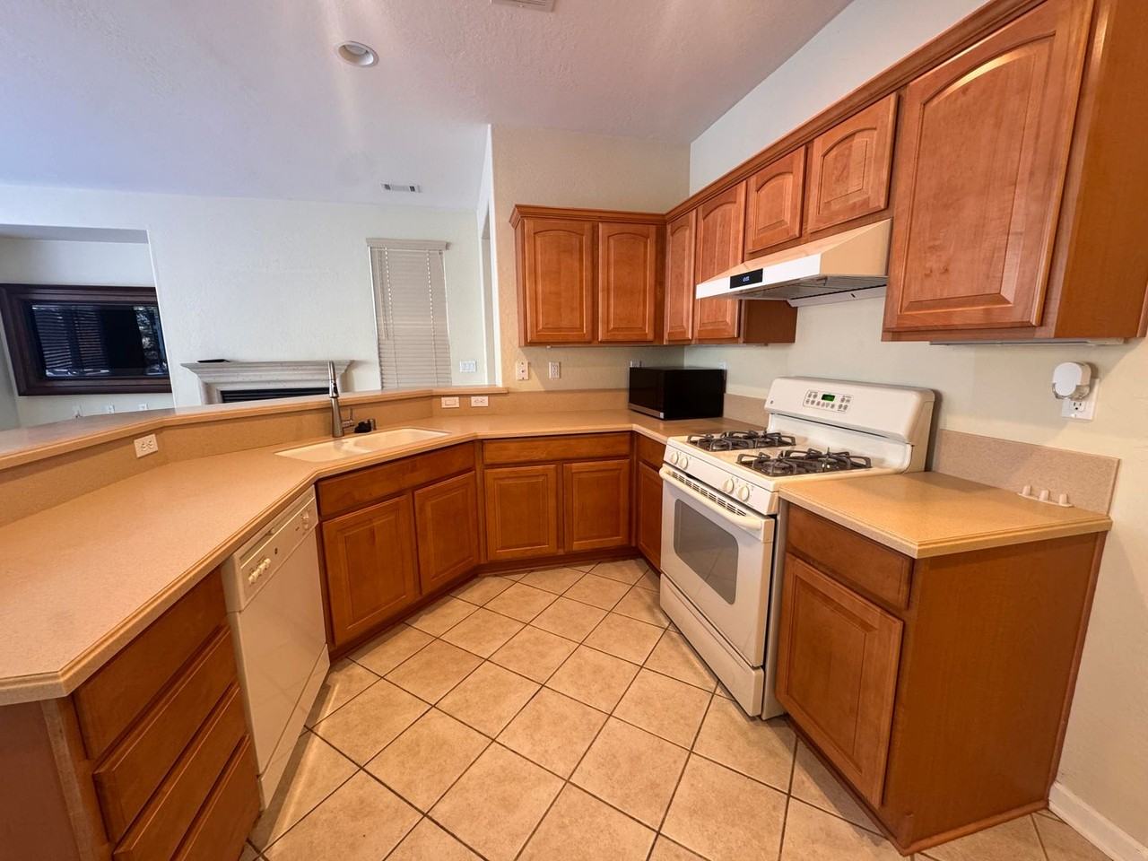 9145 Spruce Creek Ct - Photo 2 of 7