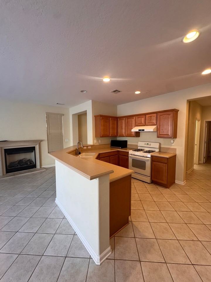 9145 Spruce Creek Ct - Photo 3 of 7