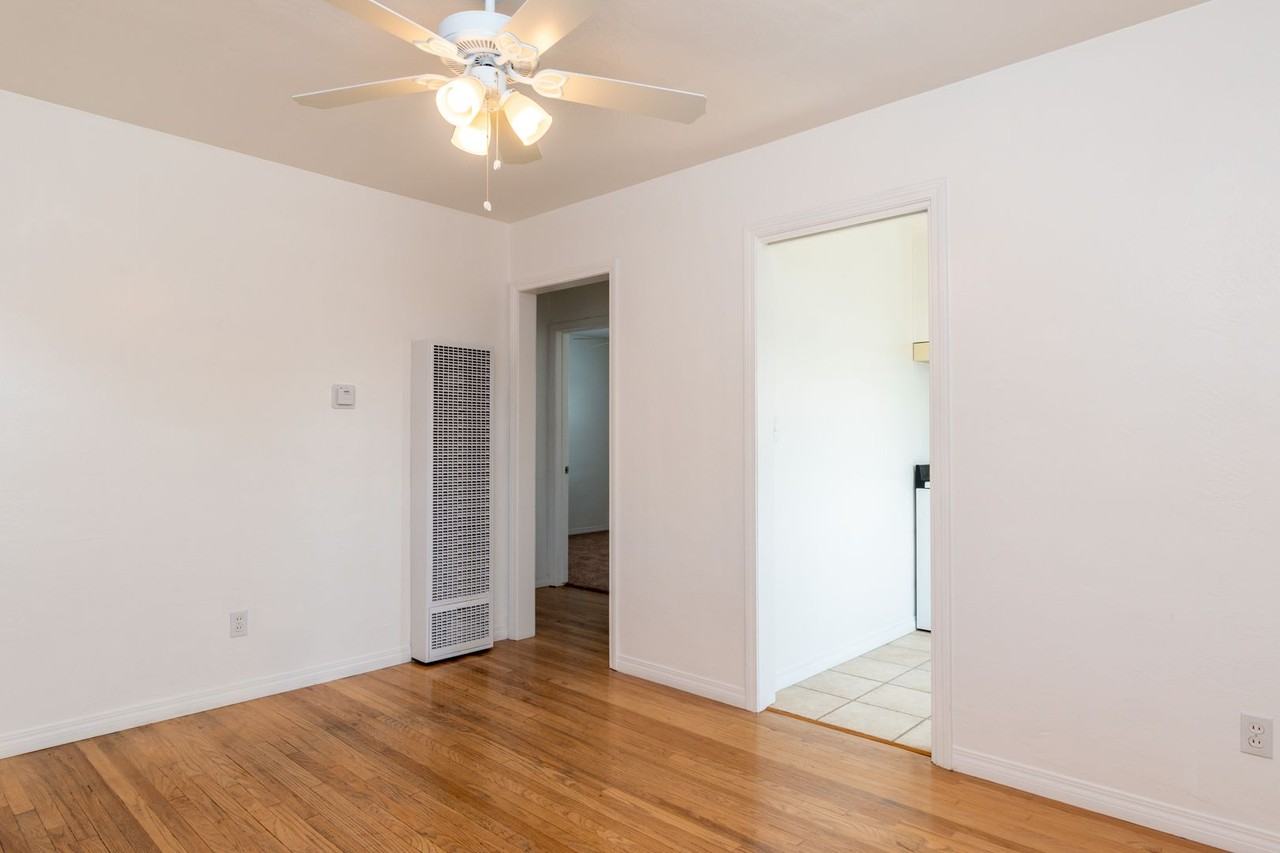 4434 40th St - Photo 4 of 12