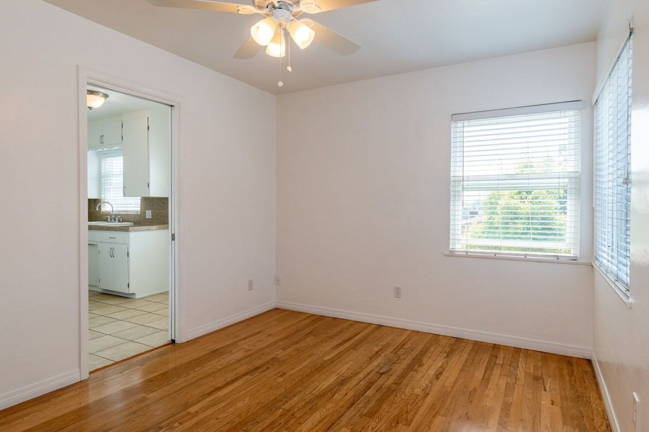 4434 40th St - Photo 5 of 12