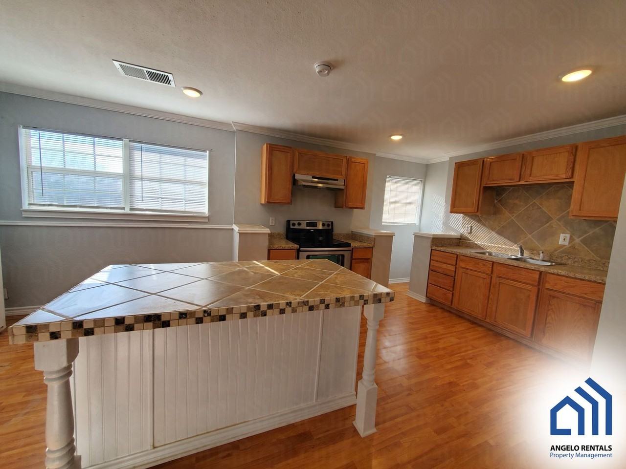 301 W Avenue S - Photo 2 of 10