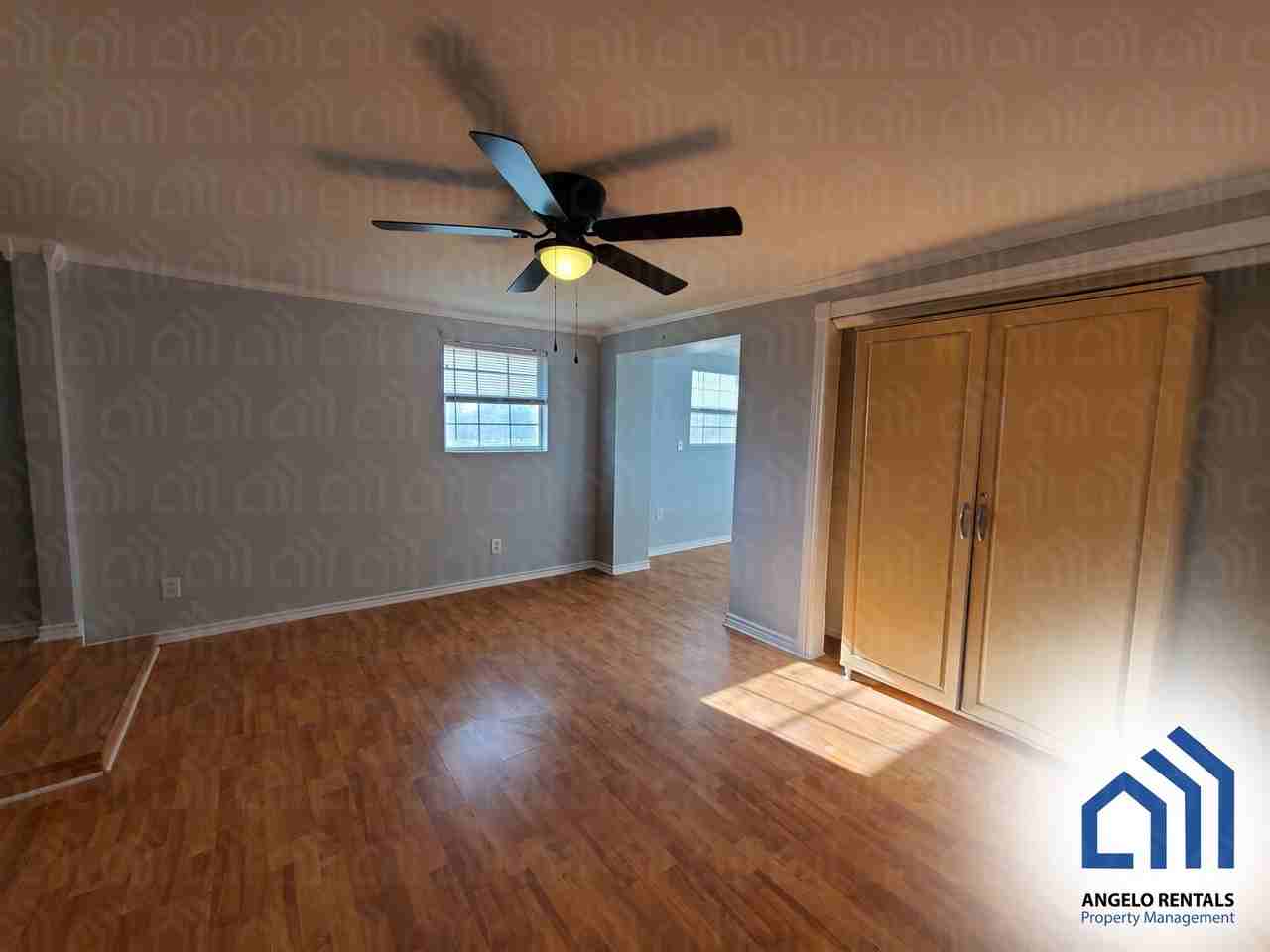 301 W Avenue S - Photo 4 of 10