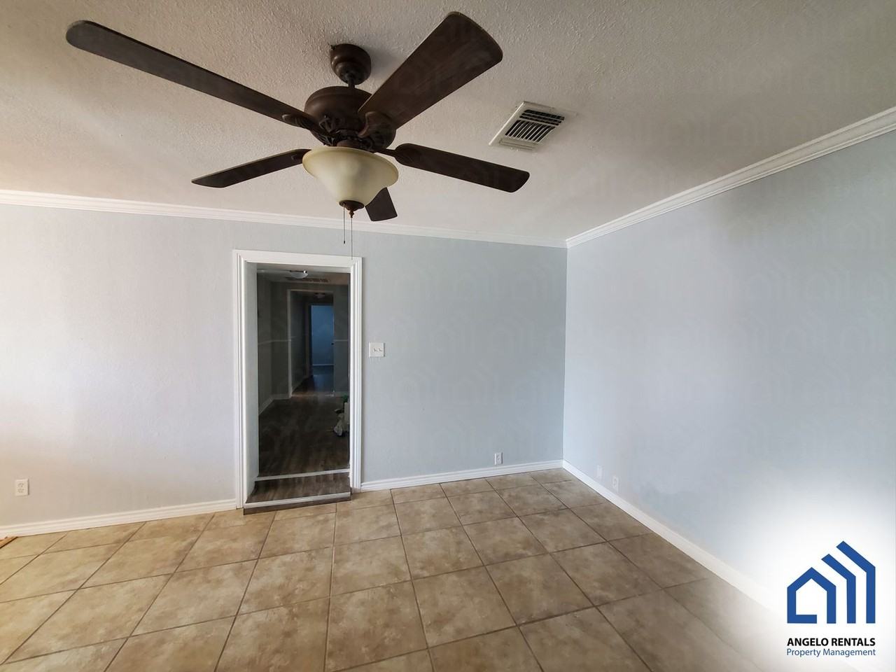 301 W Avenue S - Photo 5 of 10