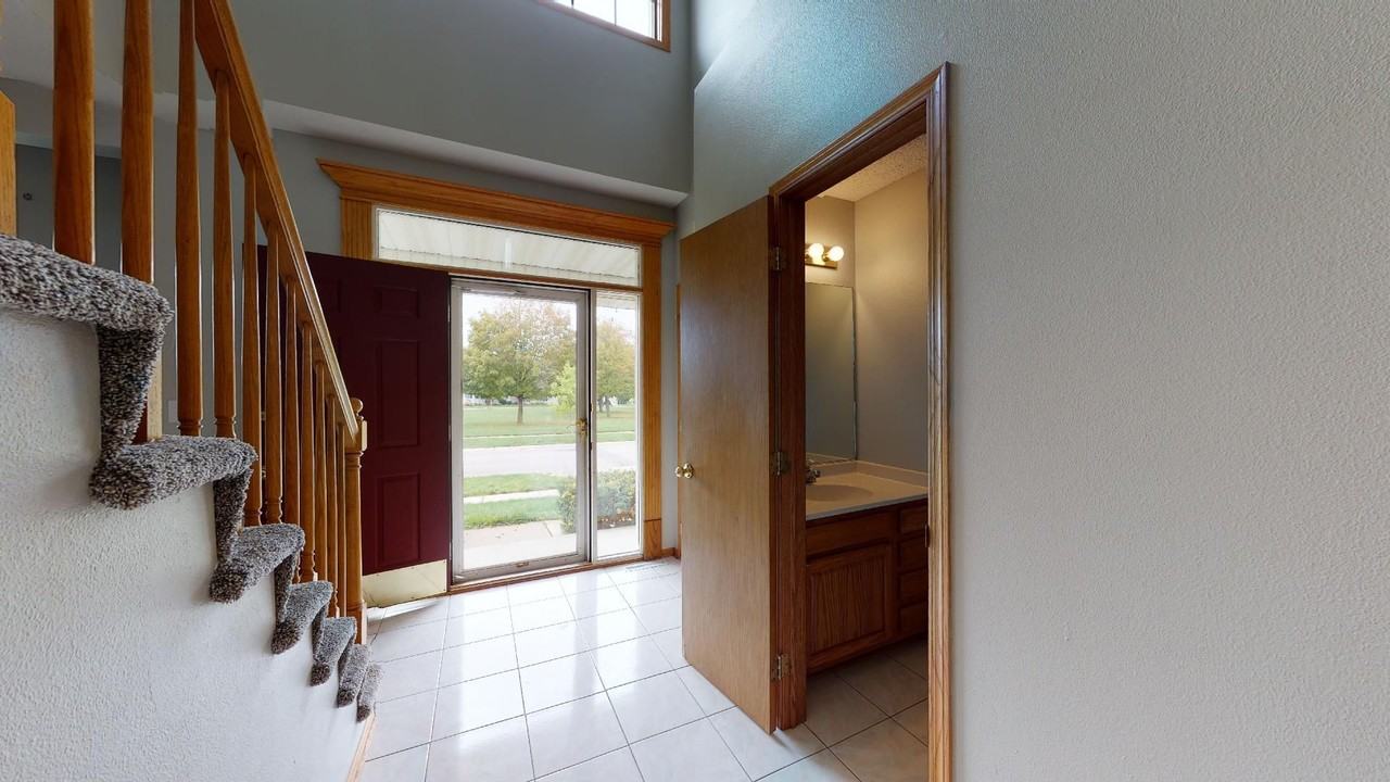 2504 Somerset Dr - Photo 4 of 31