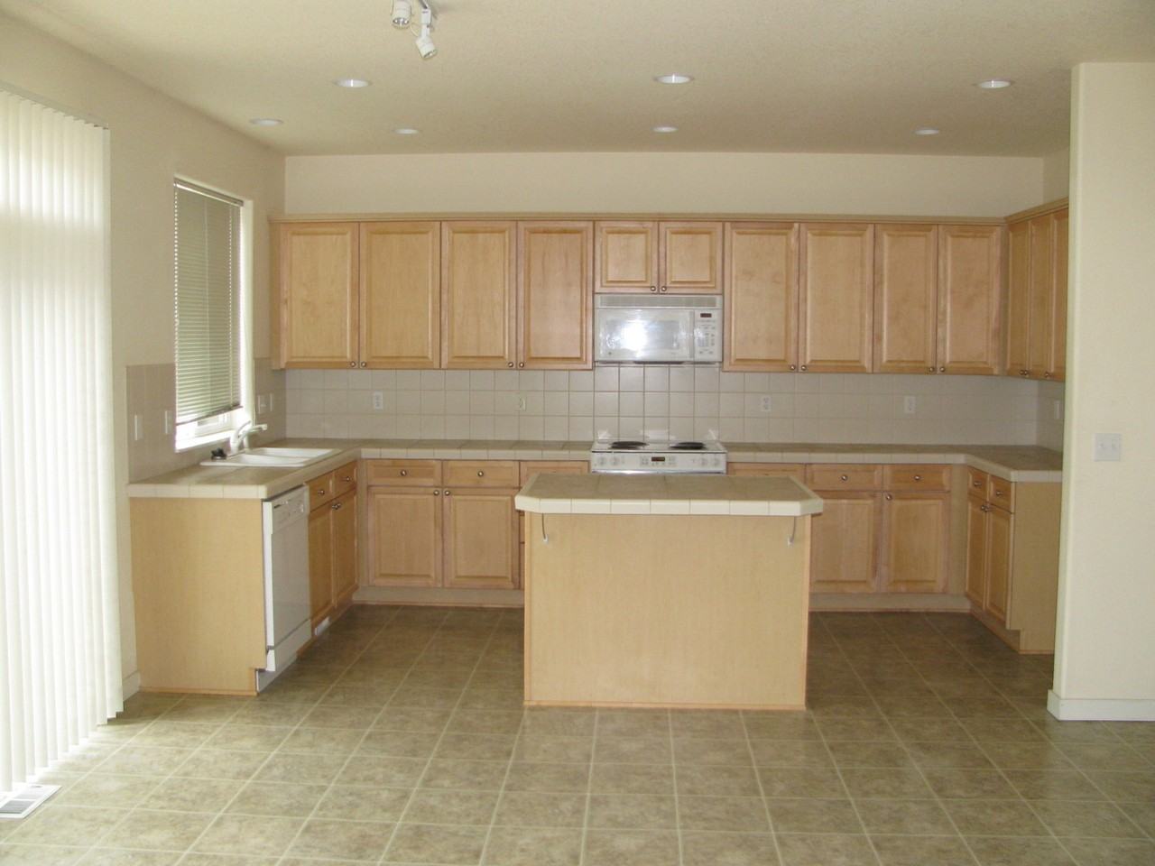 283 Nw 208th Ave - Photo 5 of 17