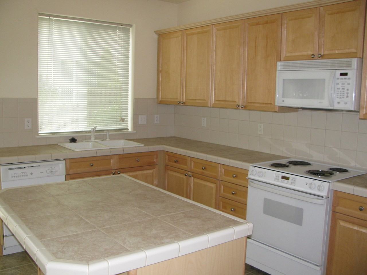 283 Nw 208th Ave - Photo 6 of 17